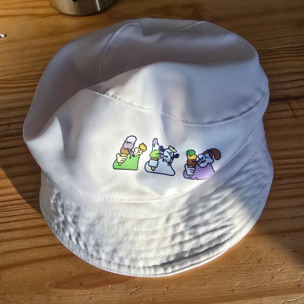 White sun cap like new. Made in Canada